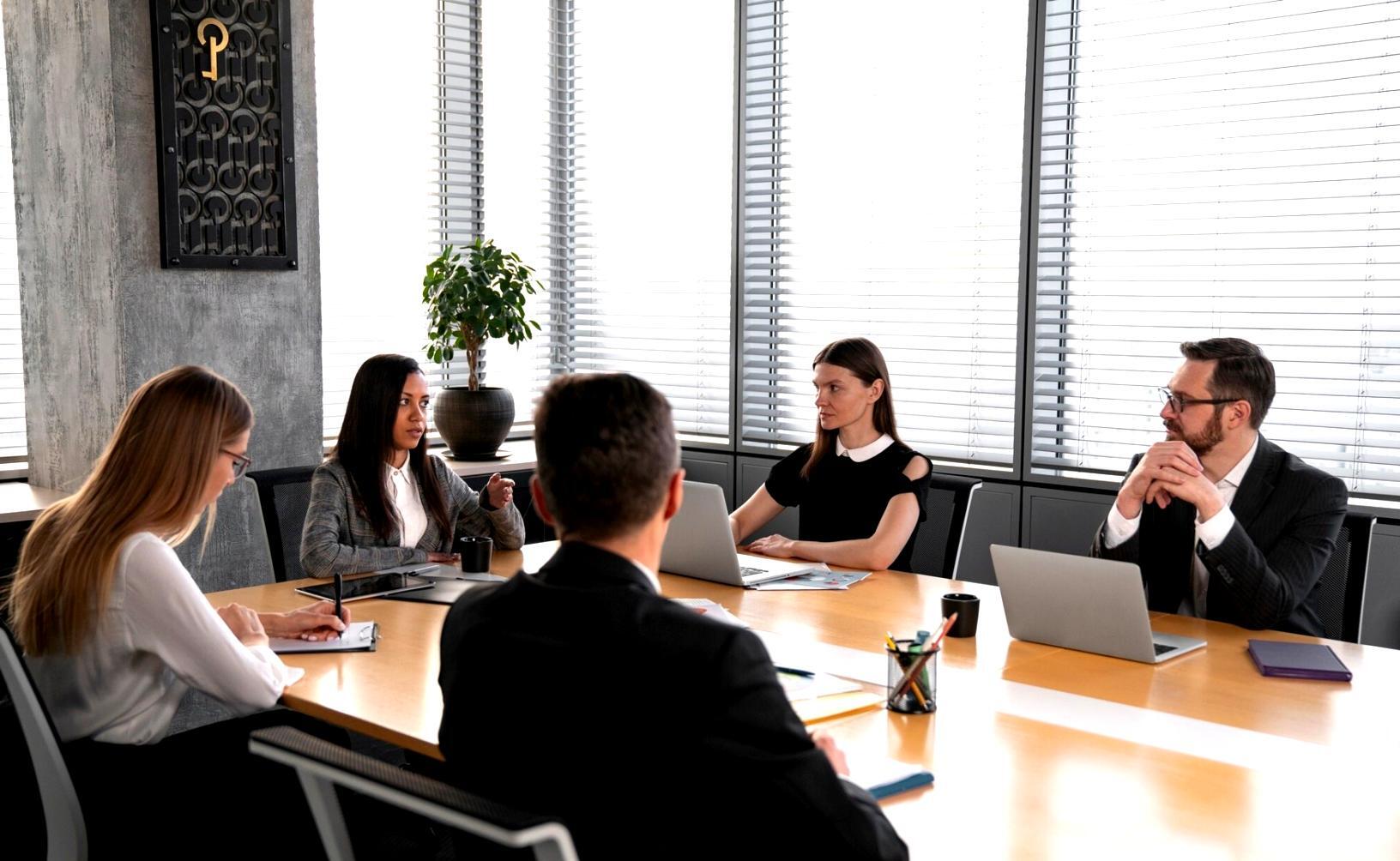 Interaktive Gruppenarbeit in gemütlicher Lernumgebung